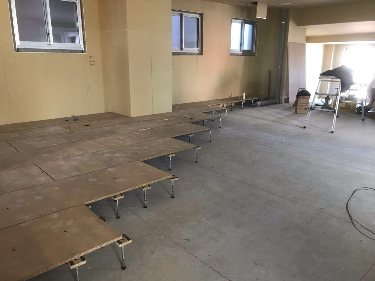 置床材工 – OA床・置床|内装下地工事専門会社|株式会社秀和建工